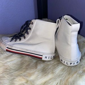 Lightly worn Tommy Hilfiger fashion sneakers.